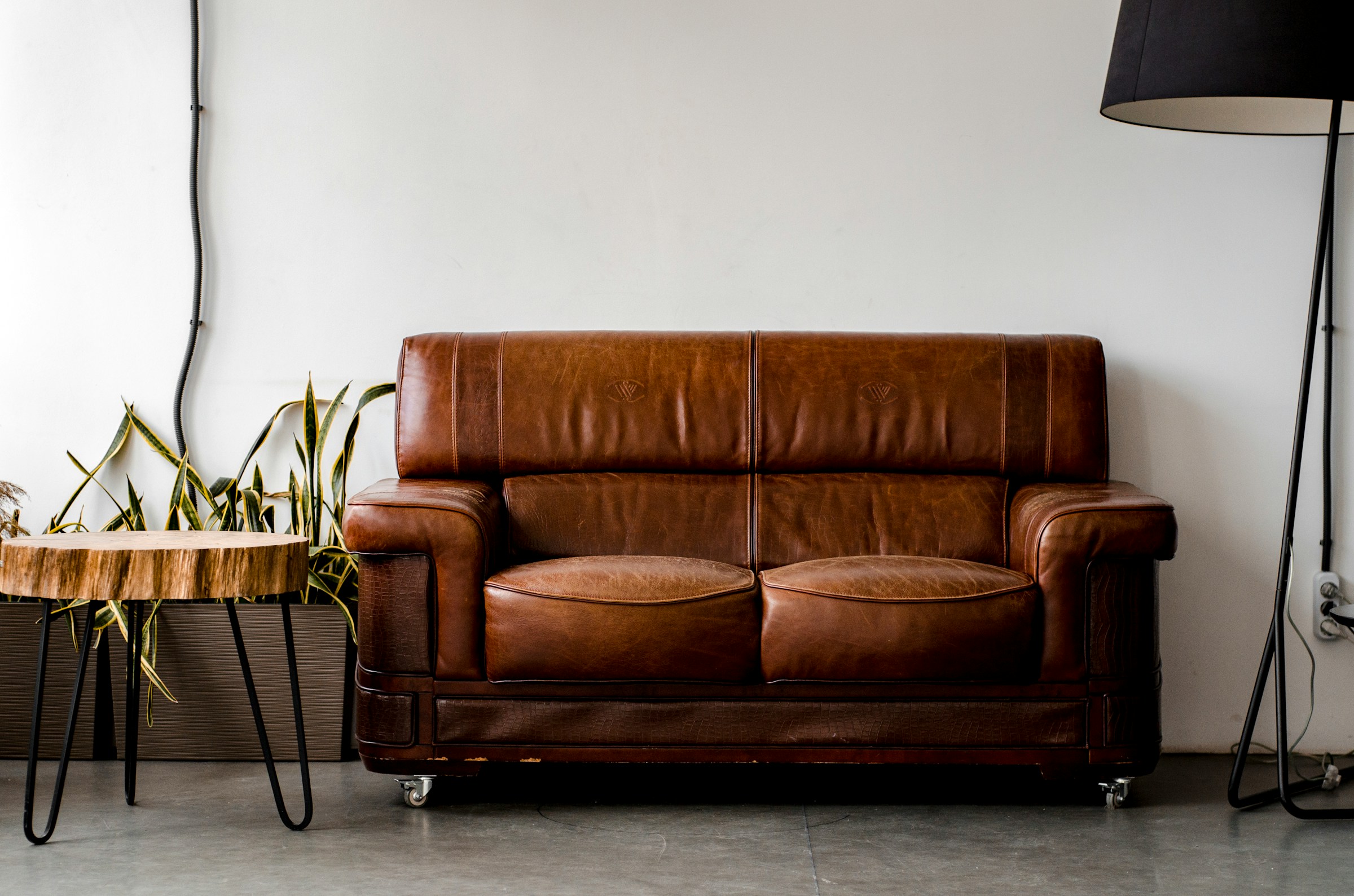 Déco industrielle avec canapé en cuir vintage – Maison d’un Rêve