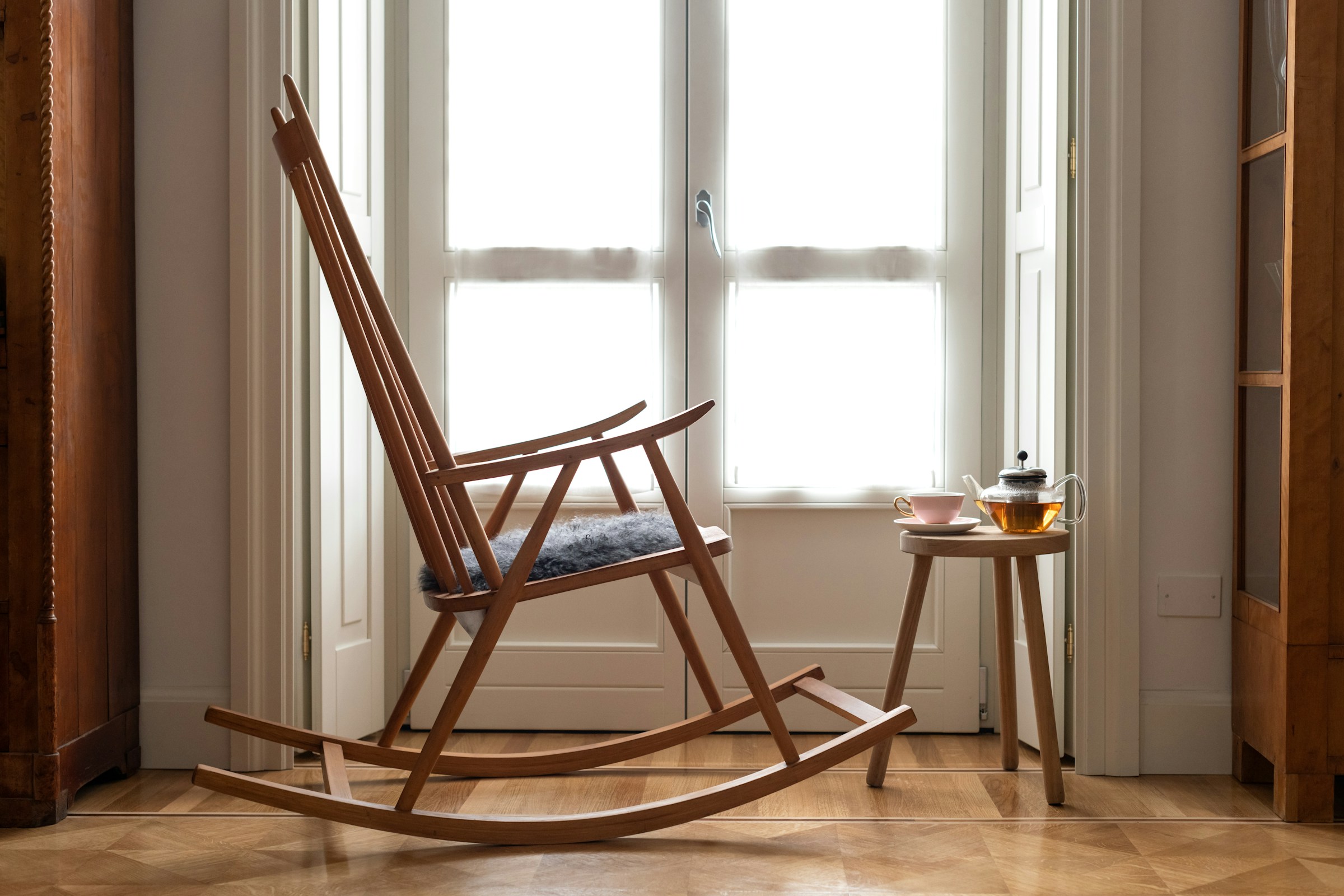 Vintage tout à fait dans l’esprit naturel du meuble scandinave pour cette chaise en chêne massif.