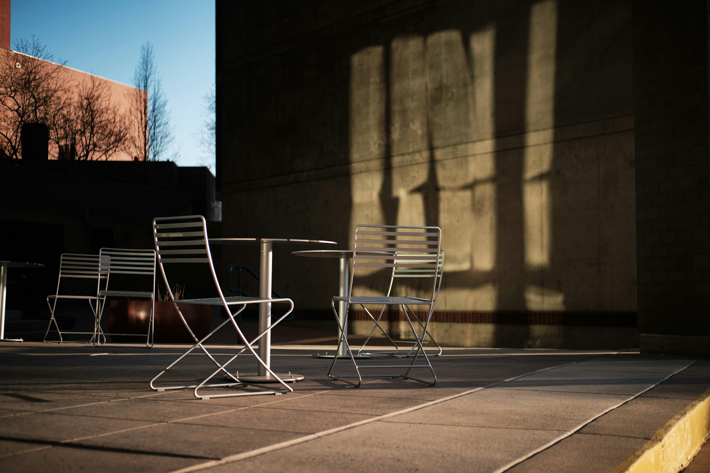 Originale forme de tonneau pour ces tables en métal- P.I.B.